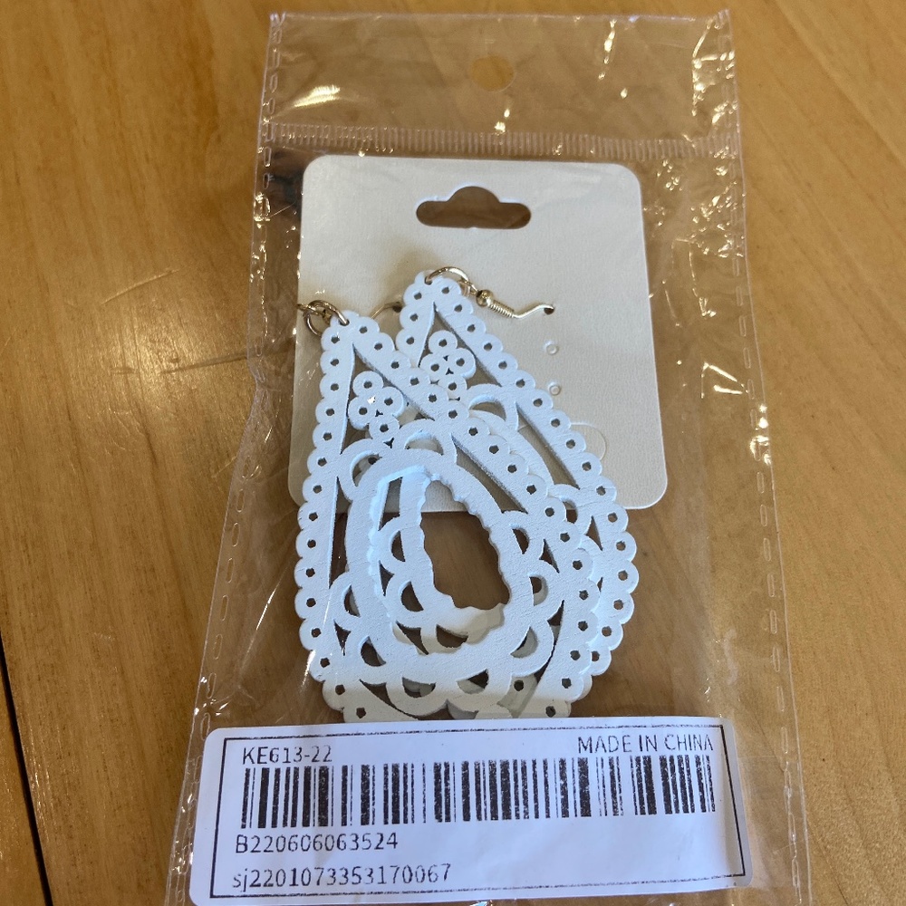Wood earrings white
